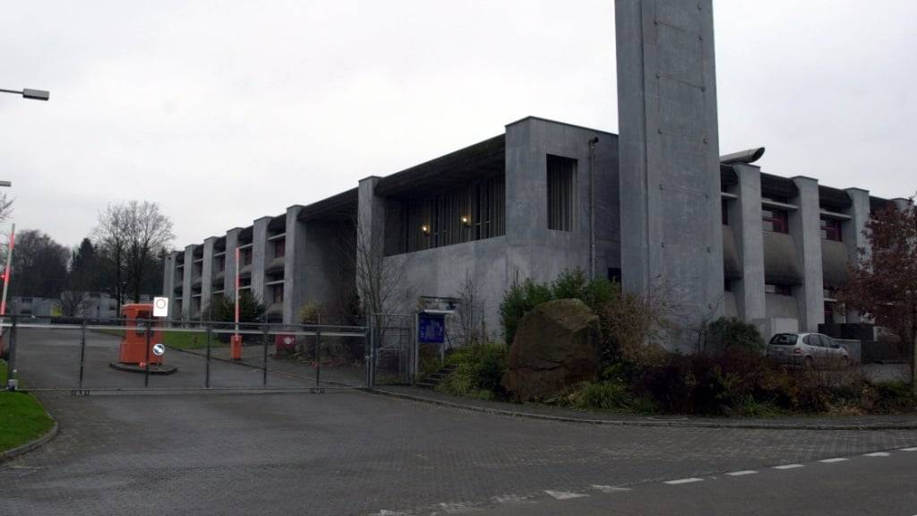 Bei einem Schiessunfall in der Kaserne Bremgarten AG ist am Dienstagmorgen ein Armeeangehöriger tödlich verletzt worden. Er verstarb im Spital, wohin er im Helikopter geflogen worden war. (Archivbild)