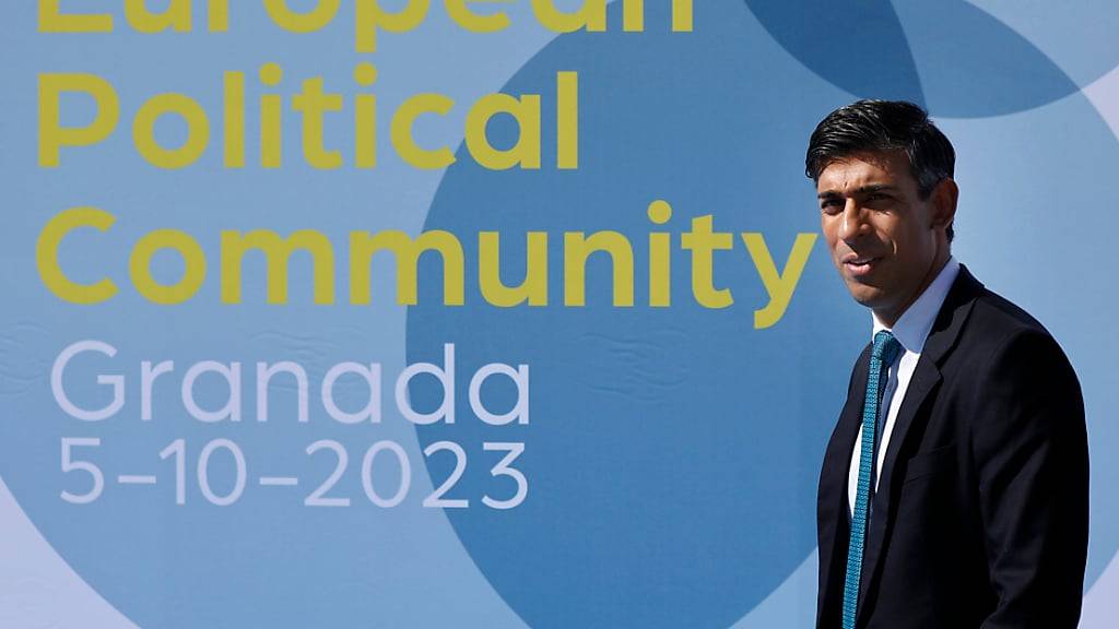 Rishi Sunak, Premierminister von Großbritannien, trifft auf dem Europa-Gipfel in Granada ein. Foto: Fermin Rodriguez/AP/dpa
