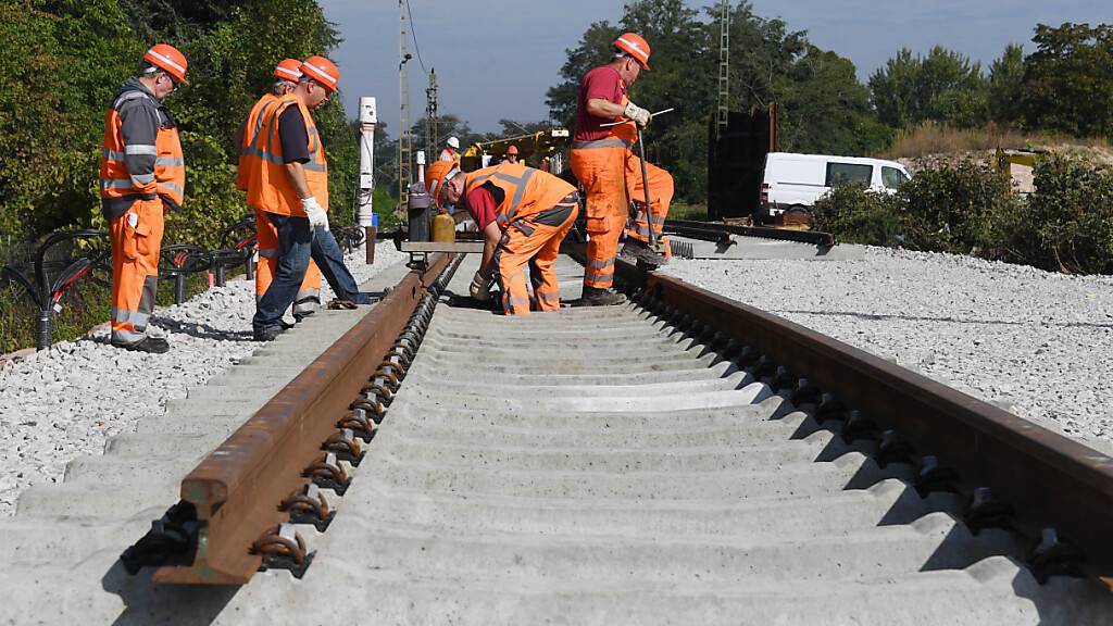 Gleisarbeiter auf einer früheren Baustelle bei Rastatt (D). (Archivbild)