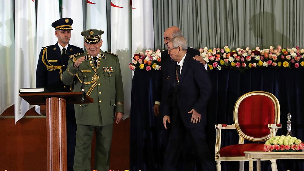 Der einflussreiche algerische Armeechef Ahmed Gaid Salah (2. von links) ist tot. Das Staatsfernsehen gab den Tod des 79-Jährigen am Montag bekannt, ohne zunächst Angaben über die Todesursache zu machen.