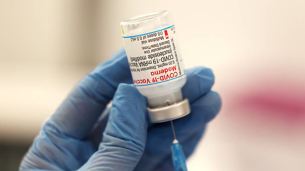 ARCHIV - Eine Auffrischimpfung mit dem Impfstoff von Moderna erhöht laut Hersteller die Immunabwehr des Körpers gegen die Omikron-Variante deutlich. Foto: Oliver Berg/dpa
