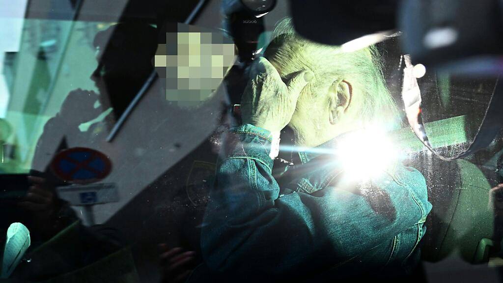 Josef Fritzl wird zu seiner Anhörung  bezüglich einer Verlegung vom Maßnahmen- in den Normalvollzug am Landesgericht in Krems gebracht. Foto: Helmut Fohringer/APA/dpa - ACHTUNG: Person von der Quelle gepixelt