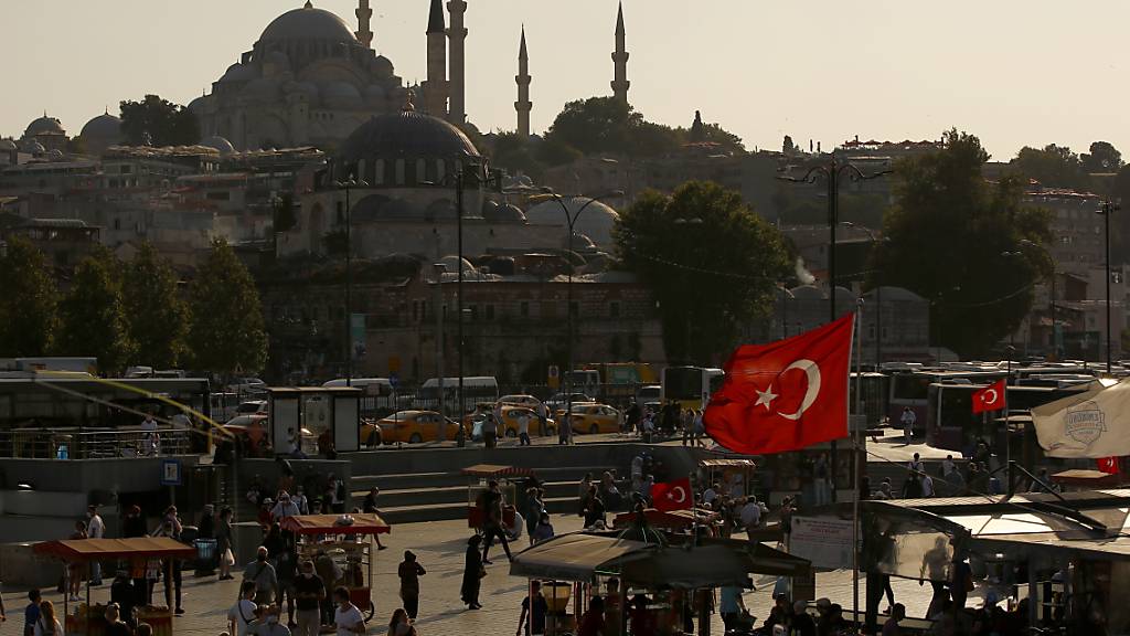 ARCHIV - Menschen spazieren in der Nähe des Goldenen Horns, mit der Süleymaniye-Moschee im Hintergrund. Bei einem Brand in den Räumen eines Nachtclubs in Istanbul sind mindestens 25 Menschen getötet worden. Foto: Emrah Gurel/AP/dpa