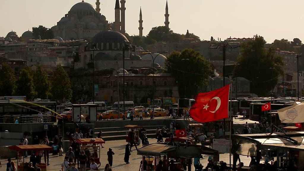 ARCHIV - Menschen spazieren in der Nähe des Goldenen Horns, mit der Süleymaniye-Moschee im Hintergrund. Bei einem Brand in den Räumen eines Nachtclubs in Istanbul sind mindestens 25 Menschen getötet worden. Foto: Emrah Gurel/AP/dpa