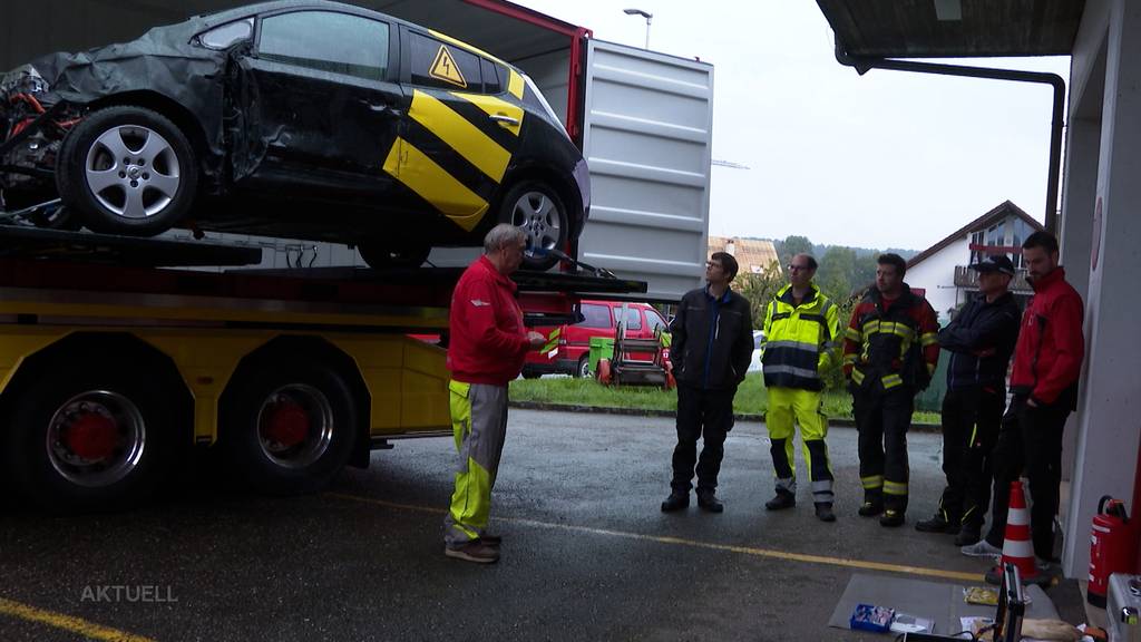 Gefährliche Akkus: Die Aargauer Feuerwehren rüsten sich für Elektro-Brände