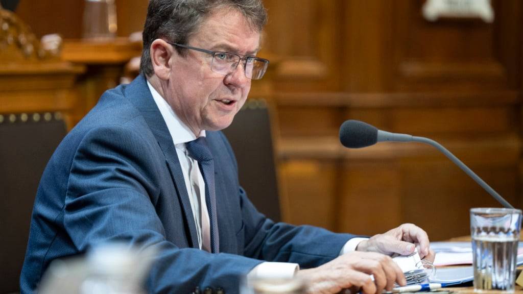 Energieminister Albert Rösti drängt auf einen raschen Ausbau der einheimischen Stromproduktion. Die Räte haben sich beim sogenannten Beschleunigungserlass aber noch nicht gefunden.