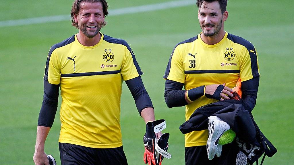 Roman Weidenfeller (links) und Roman Bürki bilden seit Sommer 2015 das Goalie-Duo bei Borussia Dortmund