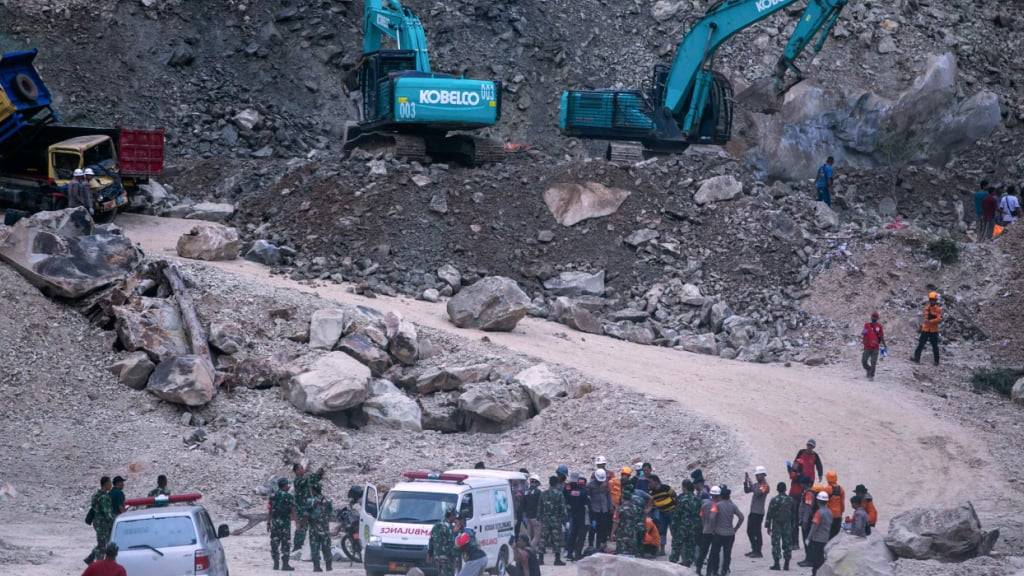 Rettungskräfte suchen nach dem Einsturz eines Natursteinbruchs im Bezirk Cirebon in der Provinz Westjava, Indonesien. Foto: Okri Riyana/AP/dpa