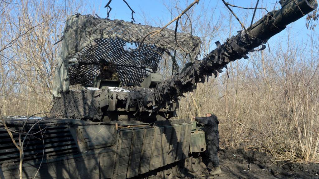ARCHIV - Ukrainische Soldaten bemannen einen Panzer in der Region Donezk im Osten des Landes. Foto: Oleksandr Klymenko/ukrin/dpa