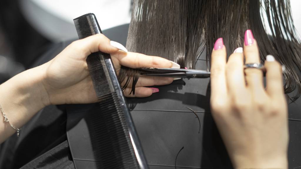 Die Coiffeuse oder der Coiffeur gehören nicht mehr zu den beliebtesten Berufen im Kanton St. Gallen. (Archivbild)