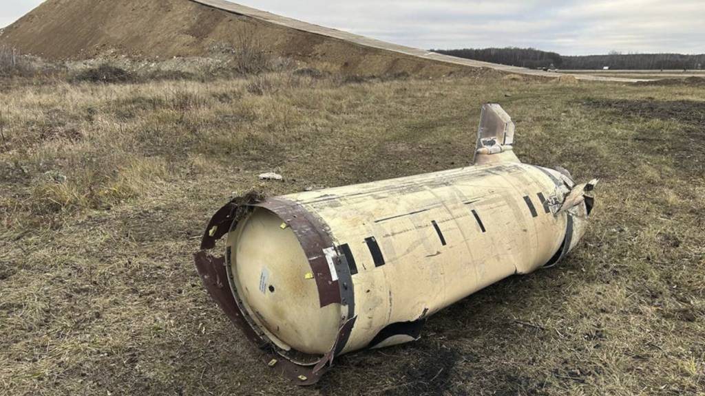 HANDOUT - Dieses vom offiziellen Telegramkanal des russischen Verteidigungsministeriums veröffentlichte Foto via AP zeigt die Trümmer einer ATACMS-Rakete, die auf dem Gelände des Flughafens Kursk-Wostotschny in Russland gefunden wurde. Foto: Uncredited/Russian Defense Ministry Official Telegram Channel via AP/dpa/Archivbild