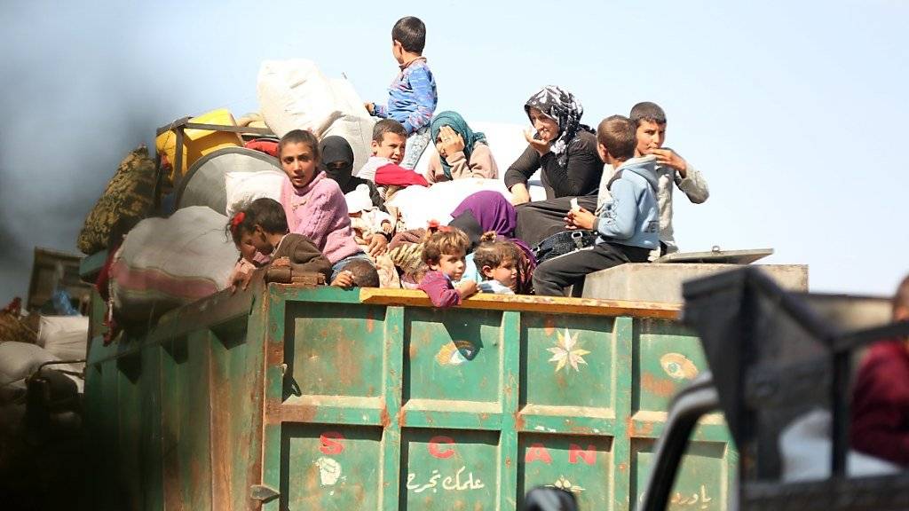 Familien flüchten aus der nordsyrischen Stadt Afrin. (Archiv)