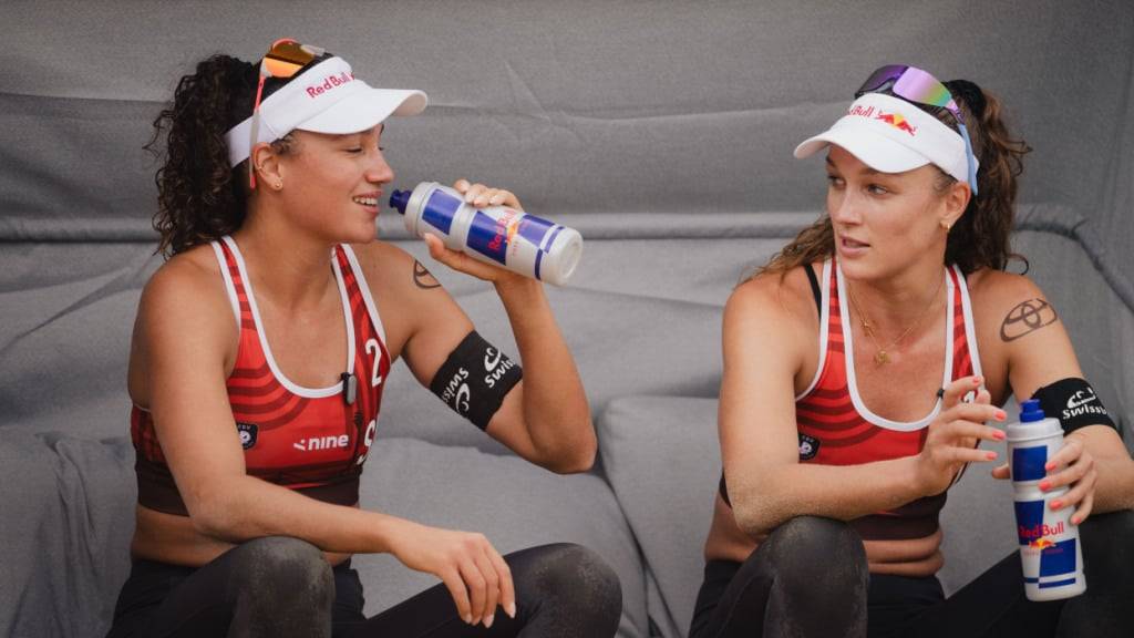 Anouk (rechts) und Zoé Vergé-Dépré ziehen als Gruppensiegerinnen in die K.o.-Phase ein