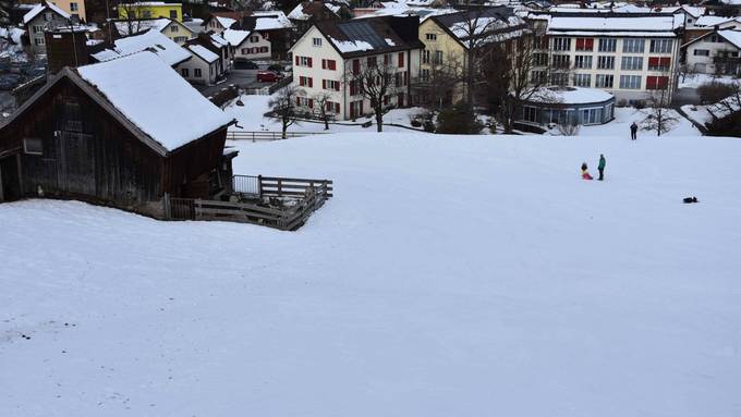 Schlittler fällt 8 Meter in die Tiefe