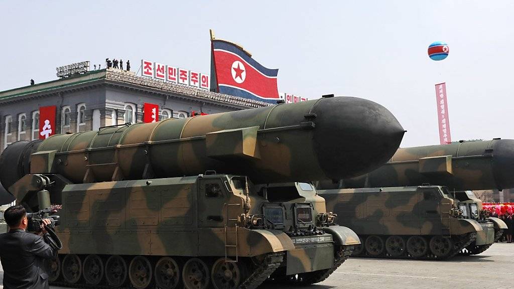 Raketenpräsentation an der Militärparade zum «Tag der Sonne» in Pjöngjang - nur wenige Stunden scheiterte ein neuer Raketentest Nordkoreas.