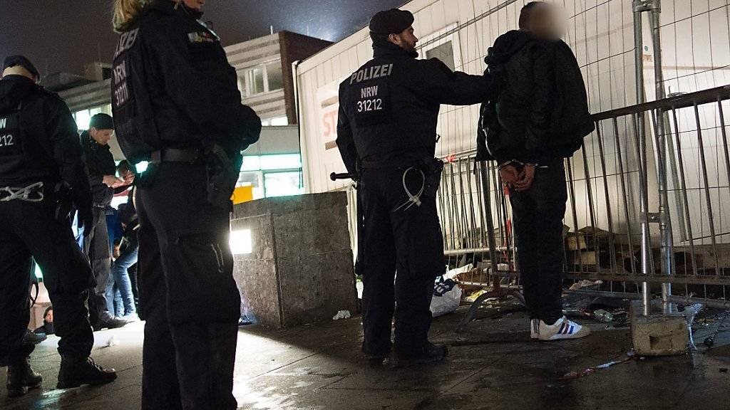 Kontrolle am Kölner Hauptbahnhof wenige Tage nach den sexuellen Uebergriffen in der Silvesternacht. Die Polizei hat laut einem Zeitungsbericht zunächst die Zahl der Polizisten im Einsatz zu hoch angegeben. (Archivbild)