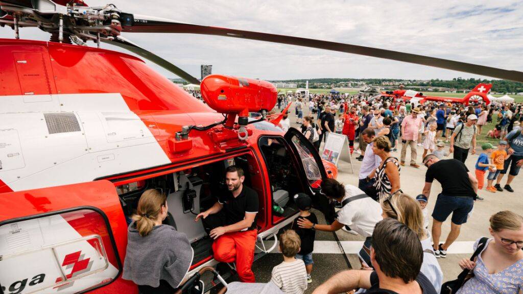 Mehr als 12’000 Besucherinnen und Besucher haben am Samstag im Rahmen des 20. Geburtstags der Zürcher Rega-Einsatzbasis hinter die Kulissen der Rega geschaut.