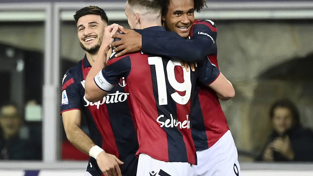 Lewis Ferguson bekommt nach seinem Tor die Glückwünsche der Teamkollegen