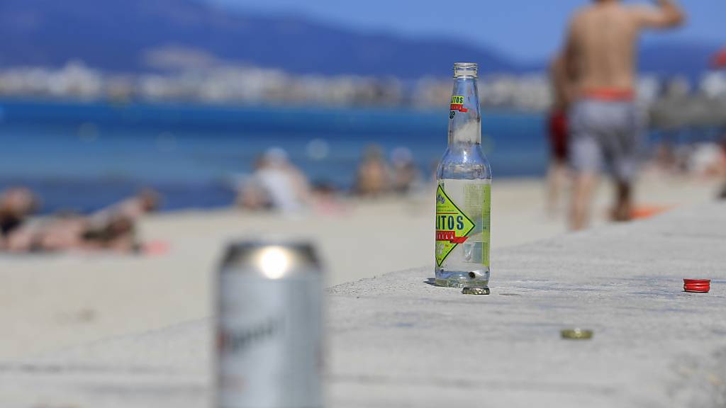 Leere Flaschen und Dosen sind am Strand Arenal zu sehen. Foto: Clara Margais/dpa