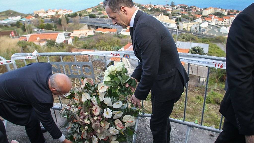 Der deutsche Aussenminister Heiko Maas (rechts) legt am Unfallort auf Madeira Blumen nieder.