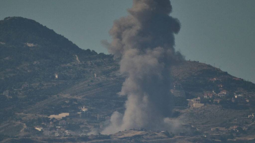 Nach einem israelischen Militärschlag im Südlibanon steigt Rauch in den Himmel auf. Foto: Leo Correa/AP/dpa/Archivbild