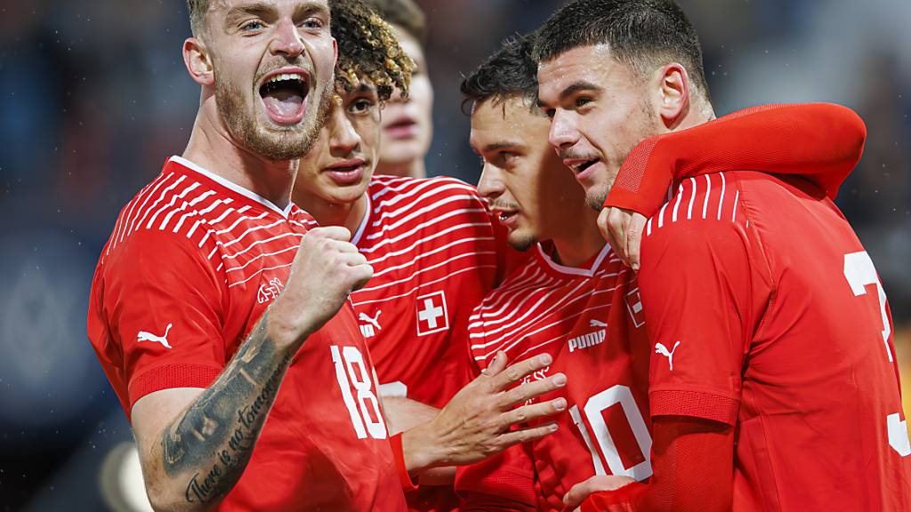 Bradley Fink, Franck Surdez und Albian Hajdari (rechts) freuen sich mit dem Doppeltorschützen Fabian Rieder (10)