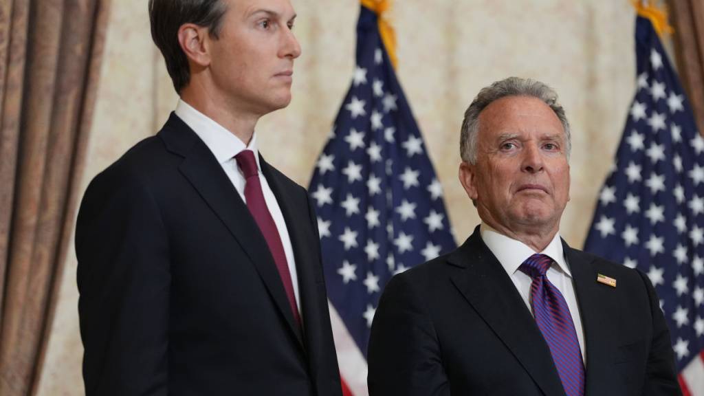 ARCHIV - Jared Kushner (l) und Steve Witkoff, Sondergesandter für Friedensmissionen, hören zu, während US-Vizepräsident Vance während einer Pressekonferenz nach einem Treffen mit Vertretern aus Pakistan und Iran spricht. Foto: Jacquelyn Martin/POOL AP/dpa