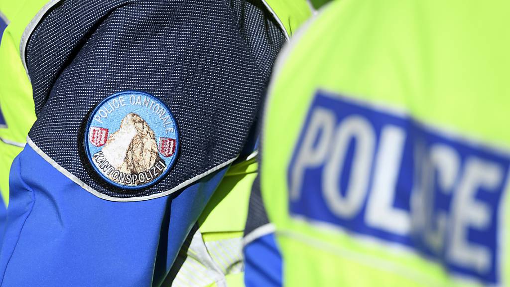 Die Walliser Kantonspolizei ist am Sonntagmorgen zu einem Mountainbike-Unfall in Savièse VS ausgerückt. Ein 58-Jähriger hatte dort auf einer Cross-Piste tödliche Verletzungen erlitten. (Archivbild)