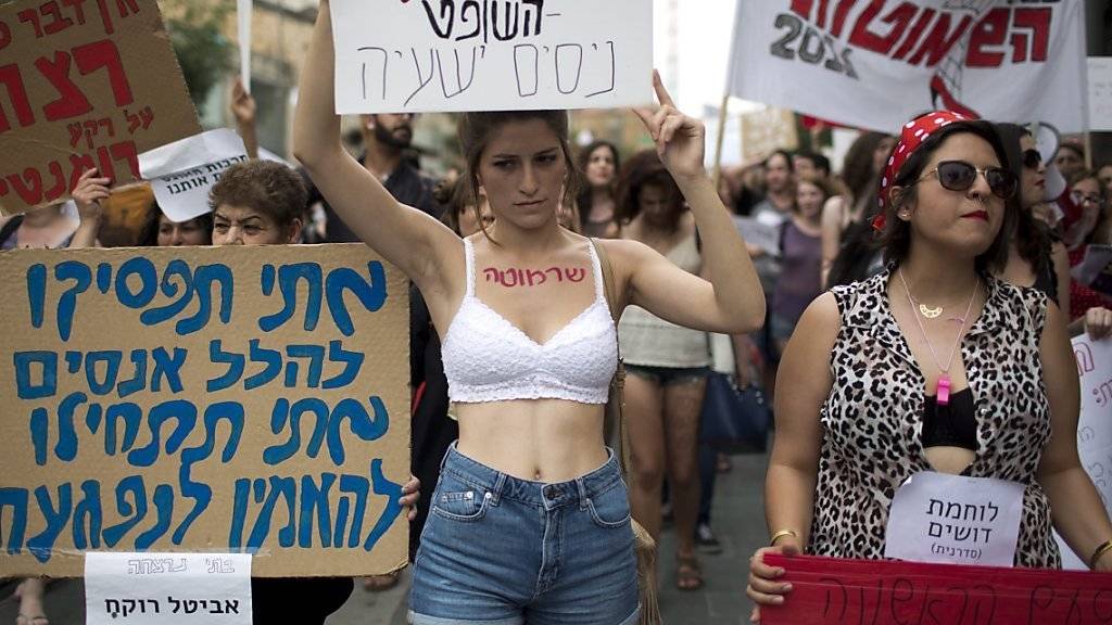 Demonstrativ leicht bekleidet: Die Frauen protestieren in Jerusalem gegen sexuelle Gewalt.