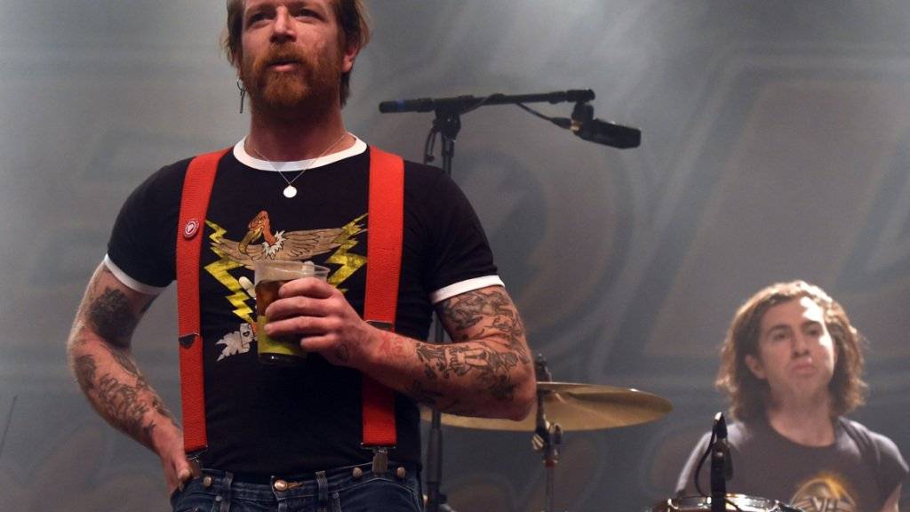 Sänger Jesse Hughes (l) der US-Rockband «Eagles Of Death Metal» hat die Sicherheitsleute des Bataclan beschuldigt, in die Anschläge verwickelt gewesen zu sein. Das hat er jetzt als haltlos zurückgenommen .
