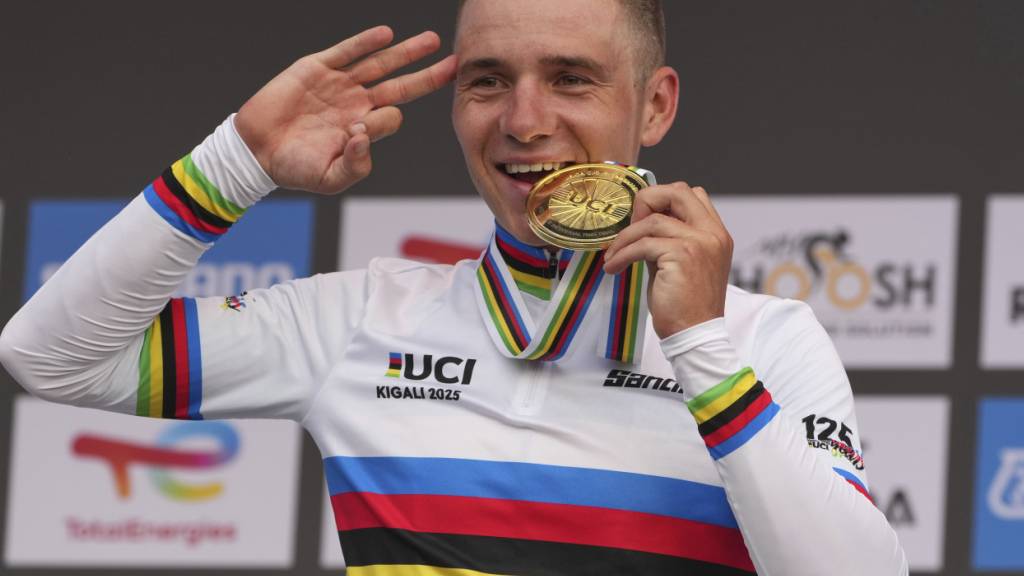 Remco Evenepoel grüsst mit seinem dritten WM-Gold im Zeitfahren