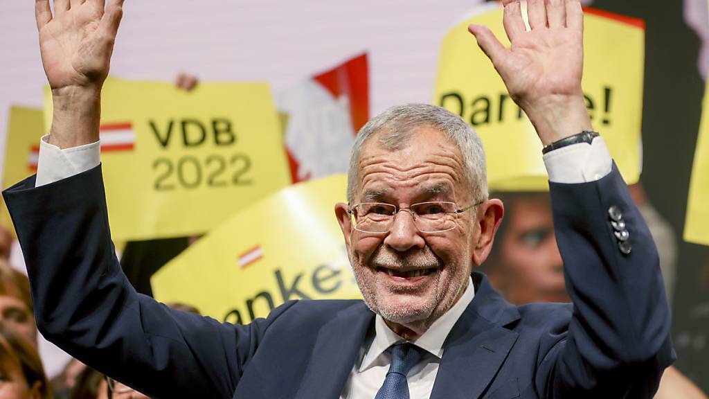 Österreichs Bundespräsiden Alexander Van der Bellen feiert mit seinen Anhängern nach der Bekanntgabe der ersten Wahlergebnisse.