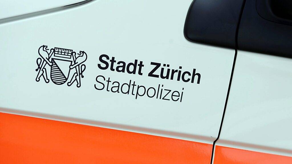 Eine 21-jährige Frau ist nach einer Kollision mit einem Tram in Zürich schwer verletzt worden. (Symbolbild)