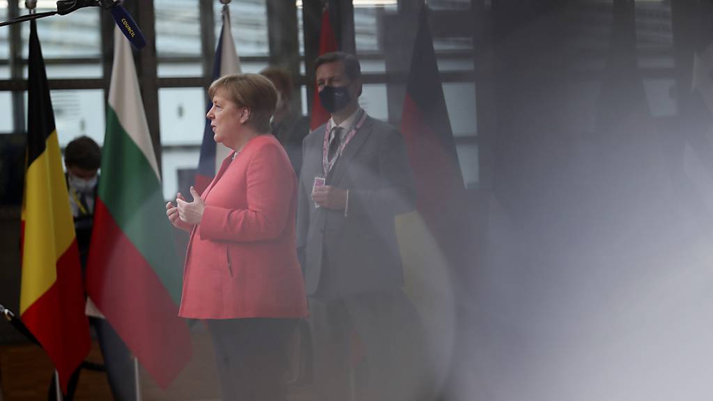 Angela Merkel, Bundeskanzlerin, spricht mit Journalisten, als sie zum EU-Gipfel im Gebäude des Europäischen Rates eintrifft.