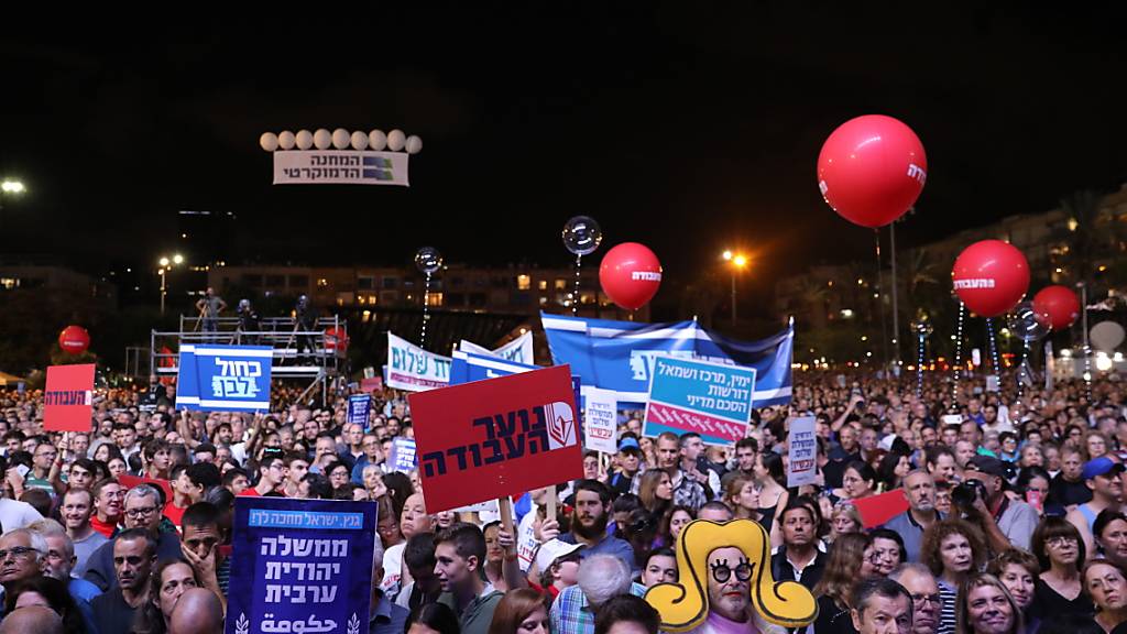 Erinnerung an die Ermordung Izchak Rabins durch einen jüdischen Fanatiker: Israelis demonstrieren in Tel Aviv für den Frieden.