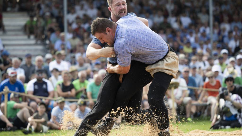 Saisondominator Fabian Staudenmann und Schwingerkönig Armon Orlik greifen im Anschwingen zusammen