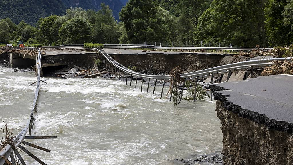 Der Fluss Moesa trat über die Ufer und brachte einen Abschnitt der Autobahn A13 zum Einsturz.