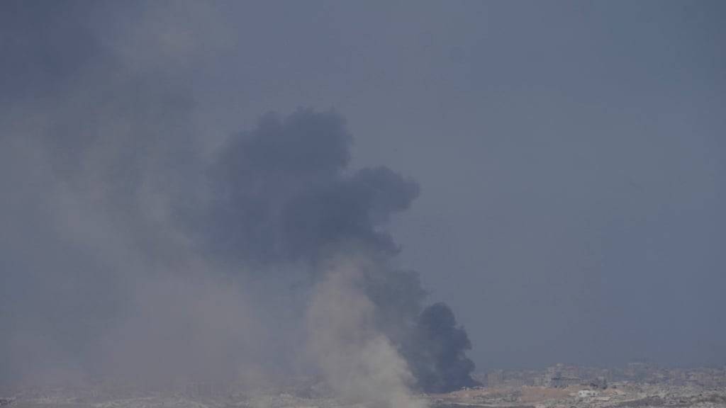 Rauch von einem israelischen Bombardement steigt über dem Gazastreifen auf. Foto: Ohad Zwigenberg/AP/dpa