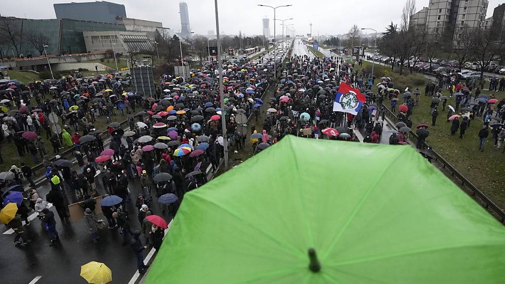 Das Lithium-Projekt zwischen der EU und Serbien stiess in der Bevölkerung auf Kritik. Es kam sogar zu grösseren Protesten wie im Bild zu sehen in Belgrad 2021. (Archivbild)