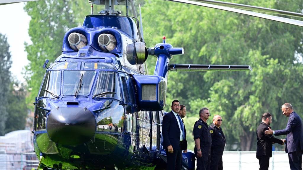 Bundeskanzler Friedrich Merz (CDU, r) begrüßt Wolodymyr Selenskyj (2.v.r), Präsident der Ukraine, bei dessen Ankunft im Garten des Bundeskanzleramtes. Foto: John Macdougall/AFP Pool/dpa