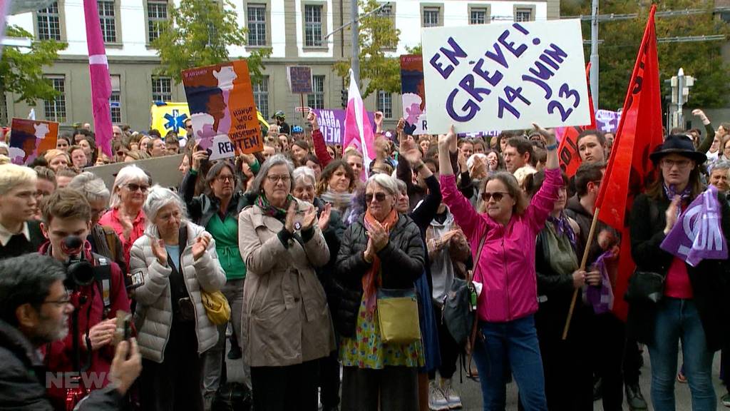 In Bern protestieren hunderte Frauen gegen die AHV-Reform
