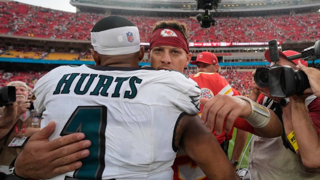 Patrick Mahomes gratuliert Jalen Hurts zum neuerlichen Sieg