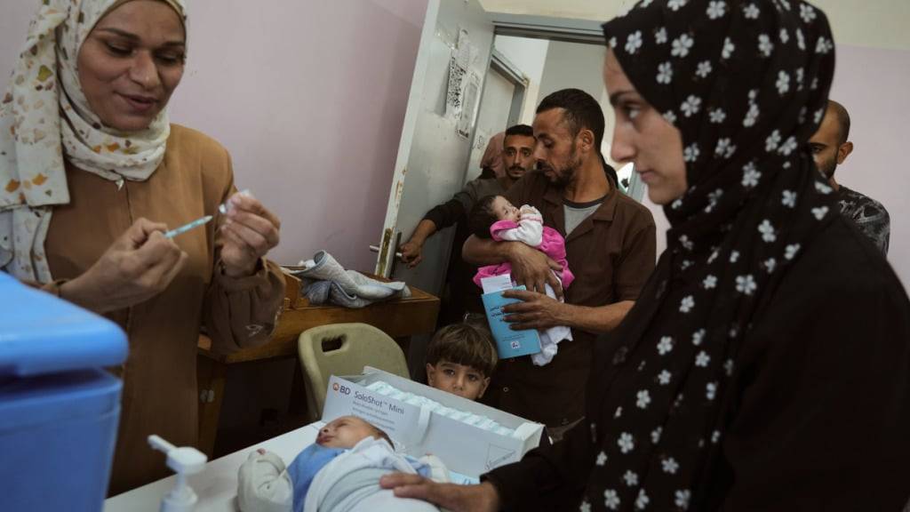Palästinensische Kinder erhalten in einem Gesundheitszentrum in Gaza Impfungen (Archivbild). Foto: Jehad Alshrafi/AP/dpa