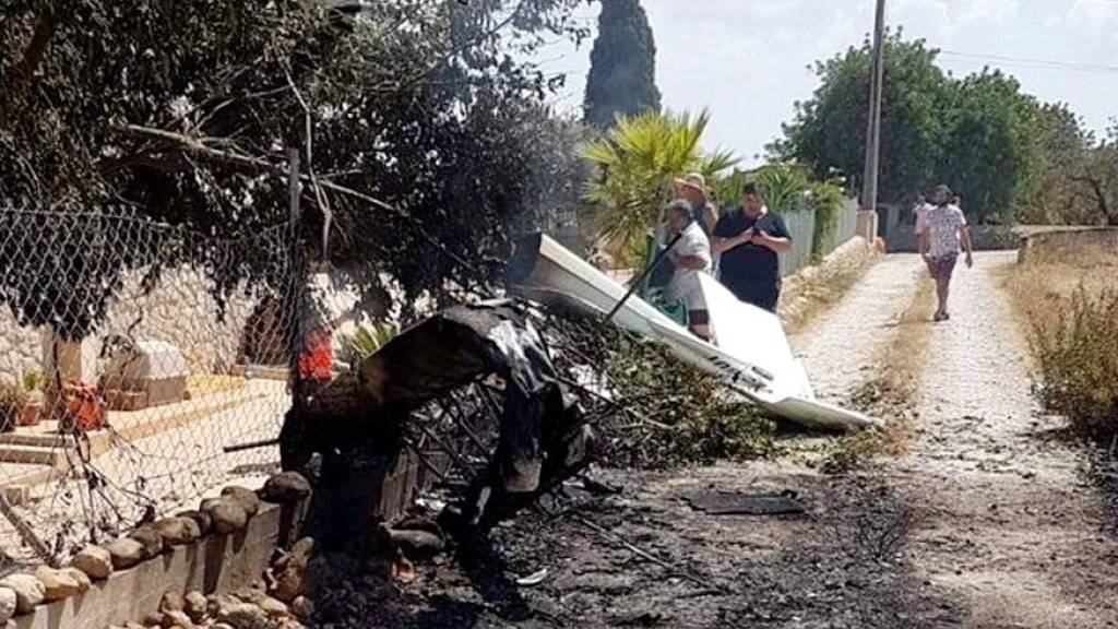 Die Wrackteile des abgestürzten Flugzeugs und Helikopters auf der Ferieninsel Mallorca.