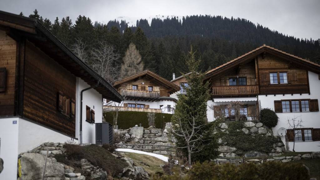 Der pandemiebedingte Boom bei Zweitwohnungen ist zwar laut den Immobilienexperten der Zürcher Kantonalbank (ZKB) inzwischen abgeklungen, die Nachfrage nach klassischen Ferienwohnungen bleibt aber hoch. (Symbolbild)
