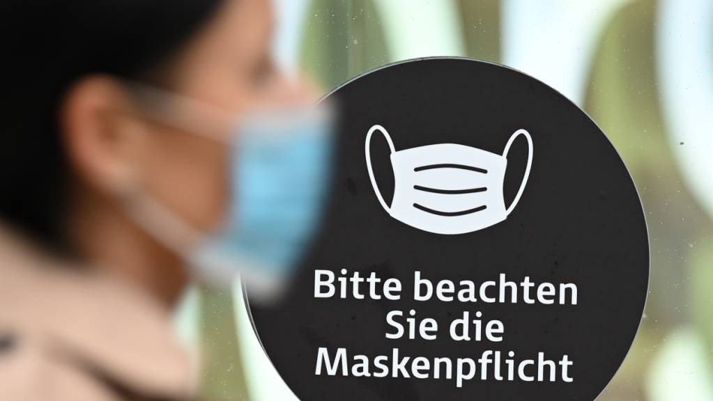 Hinweis auf die Maskenpflicht in der Innenstadt von Frankfurt am Main. 