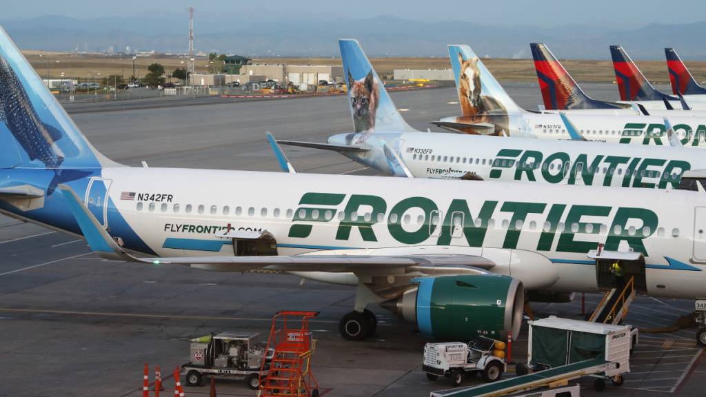 Mensch in Denver von Flugzeug erfasst - Triebwerk brennt