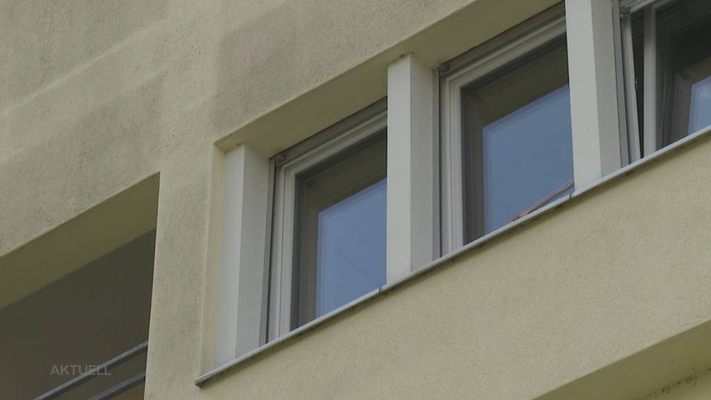 Tödlicher Fenstersturz: 2-jähriges Mädchen stürzt aus Fenster