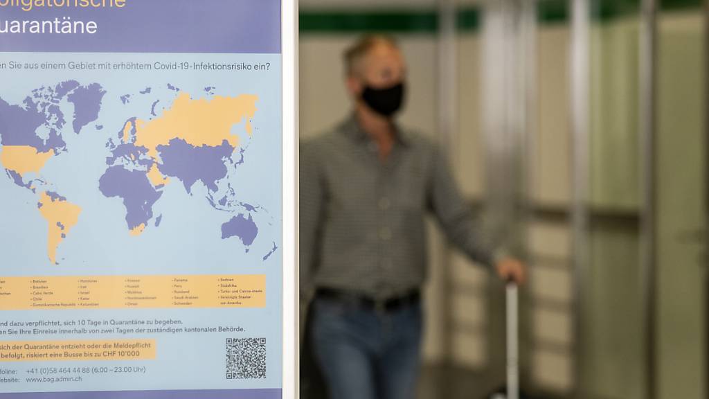Ab in die  Quarantäne: Ein Plakat im Flughafen Zürich teilt Passagieren aus Risikoländern mit, was  zu tun ist.