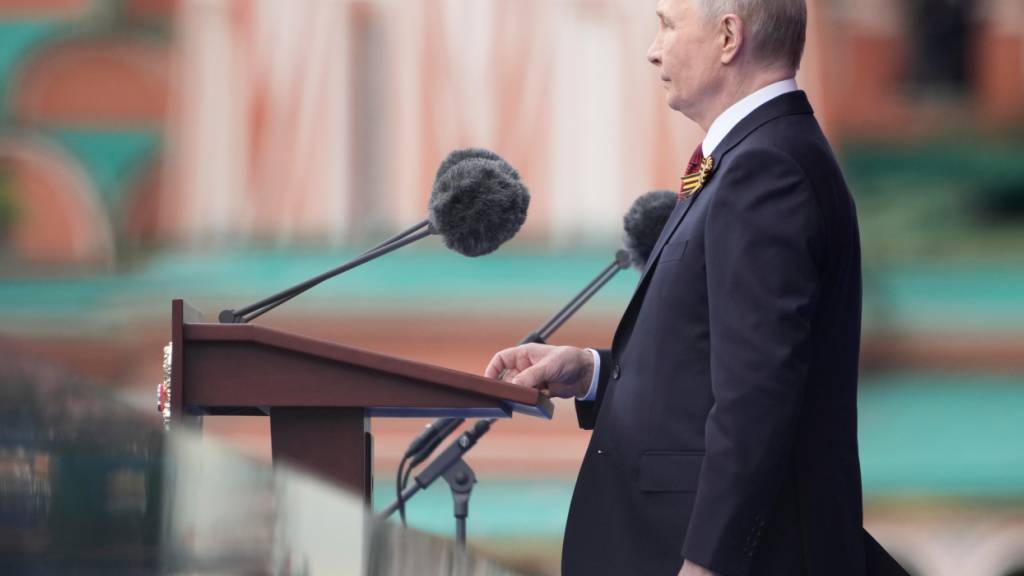 Der russische Präsident Wladimir Putin spricht während der Militärparade zum Tag des Sieges in Moskau Foto: Pavel Bednyakov/AP Pool Photo/AP/dpa